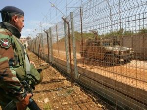 جندي لبناني على الحدود اللبنانية الاسرائيلية جنوب لبنان ينظر الى دورية للجيش الاسرائيلي من في بلدة كفركلا