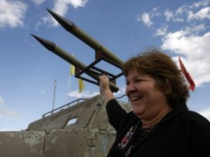 الييدا غيفارا تقف الى جانب نصب لدبابة وصواريخ شيده حزب الله خلال جولةو في قرية الخيام جنوب لبنان
