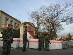 جنود لبنانيون عند مدخل المحكمة العسكرية في بيروت