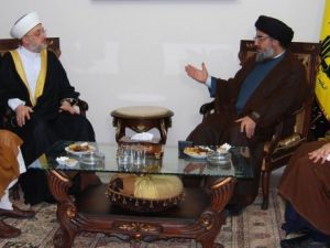 امين عام حزب الله حسن نصرالله (يمين) مستقبلا رئيس جمعية المشاريع الخيرية الاسلامية (الاحباش) 
