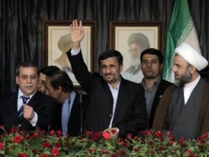 الرئيس الايراني محمود احمدي نجاد (وسط) في بنت جبيل
