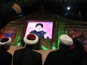 لبنانيون يستمعون الى كلمة للامين العام لحزب الله السيد حسن نصر الله في بيروت