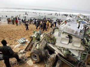 موقع تحطم الطائرة على شاطئ كوتونو في بنين في 26 كانون الاول/ديسمبر 2003