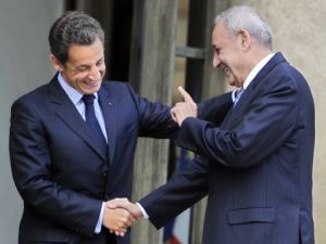 الرئيس الفرنسي نيكولا ساركوزي (يسار) مصافحا رئيس مجلس النواب اللبناني نبيه بري في الاليزيه 