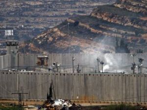 الدخان يتصاعد من سجن القبة خلال التمرد الذي وقع فيه عام 2009