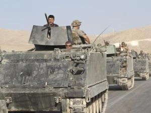جنود لبنانيون على متن مركبات مدرعة خلال خروجهم من عرسال على الحدود مع سوريا 
