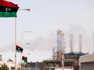 ارتفاع صادرات النفط نافذة أمل للاقتصاد الليبي المتعثر