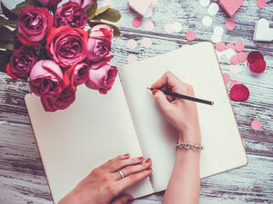 الكلمات الجميلة تقرب القلوب لبعضها
