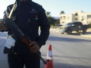 ضابط أمن عند نقطة تفتيش بالقرب من مركز للشرطة في بنغازي
