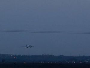 طائرة تقلع من مطار في ليبيا
