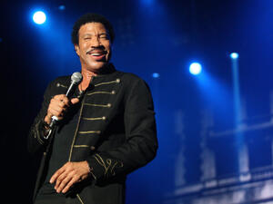 25,000 fans were there to watch Lionel sing live at the F1 after race concert. (Gulf News)