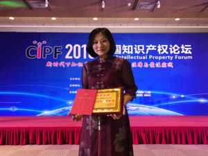 تسلمت الجائزة الأستاذة نور شنغواي، مديرة "أجيب" في مناطق الصين.