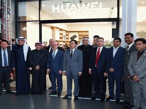 السيد جين جياو، رئيس مجموعة هواوي لأعمال المستهلكين في منطقة الشرق الأوسط وأفريقيا يتوسط الحضور