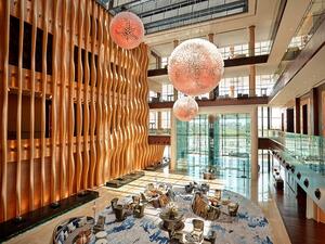 وكان الفندق قد احتضن منذ افتتاحه في شهر يونيو الماضي، العديد من الاجتماعات الحكومية، والمناسبات والحفلات والفعاليات.