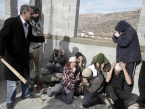 المستوطنون الأربعة هاجموا القرية وهم يحملون السلاح