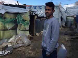 السياسيون اللبنانيون يخشون أن يقع الأطفال السوريون الأميون ضحية استقطاب المتطرفين اللبنانيين
