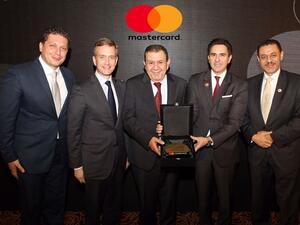 خالد الجبالي، رئيس القسم باسل التيل، المدير العام للمملكة العربية السعودية ومجموعة المشرق العربي، الدكتور زياد فريز، محافظ البنك المركزي الأردني؛ تيموثي ميرفي، المستشار العام وكبير موظفي الامتياز، محمد قددة، المدير القطري للأردن