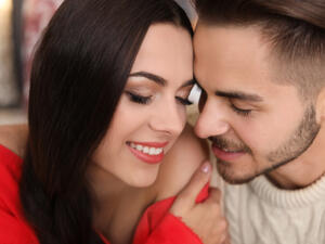 الحب هو الذي يبدأ بالإعجاب والانجذاب من النظرة الأولى