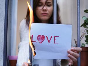 إنهاء العلاقات العاطفية ليس أمر سهلاً خاصة في حالة الانفصال رغم وجود حب بين الطرفيين