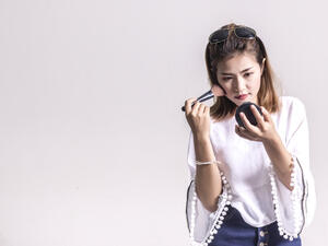 لإخفاء الكلف ضعي خافي العيوب على البشرة والرقبة بالكامل