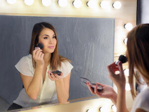 عند وضع أحمر الخدود يجب أن يتم الابتسام ثم وضعه على تفاحة الخد
