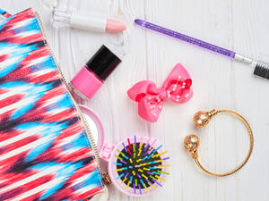 حقيبتك الخاصة بمكياجك اليومي (shutterstock.com)
