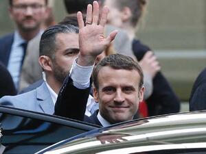 ماكرون يدعو العبادي إلى حماية وحدة العراق ومراعاة حقوق الأكراد
