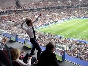 هل يستثمر ماكرون فوز فرنسا بكأس العالم لاستعادة شعبيته ومكانة بلاده الدولية؟