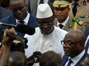 الرئيسان المالي ابراهيم بوبكر كيتا (يمين) والسنغالي ماكي سال يتحدثان للصحفيين في فندق راديسون بلو في باماكو
