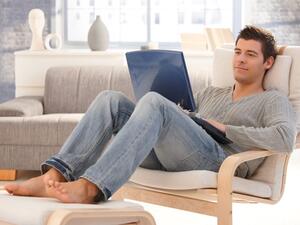 يحتاج رجل الجوزاء البقاء لوحده لفترة ما. امنحيه حيز خصوصية.

