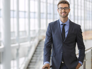 رجل برج الحمل يحب أن يكون محور الاهتمام
