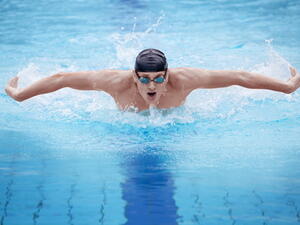 السباحة من الرياضات التي تقوي عضلات الصدر واليدين وما حولهما بشكل خاص
 السباحة من الرياضات التي تقوي عضلات الصدر واليدين وما حولهما بشكل خاص