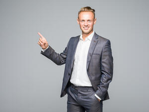 من صفات رجل برج الجوزاء العامة أنه غير مستقر وسطحي