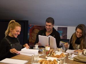 مريم اوزرلي واسلي انفر وازجان دينيز ابطال فيلم الطرف الاخر