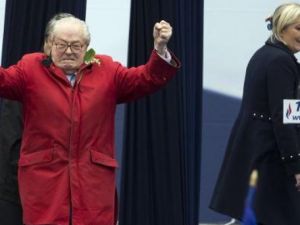 زعيمة اليمين الفرنسي المتطرف تحظر على والدها التحدث باسم حزبها