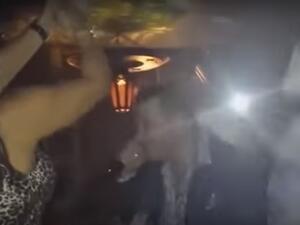 فتاة جميلة ترش الأموال على فنان مغربي شهير..شاهد