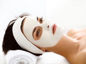 خلطة العسل والحليب من أرق الخلطات الطبيعية على بشرتك
