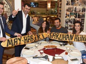 May having dinner with her new colleague Saruhan. (Slaati.com)