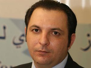 الصحافي والناشط مازن درويش 