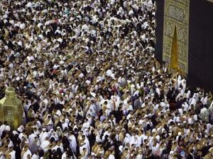 معتمرون يطوفون حول الكعبة بمكة المكرمة
