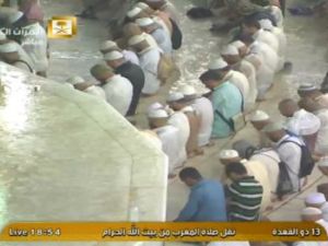 الصلاة في الحرم المكي تحت الأمطار الغزيرة