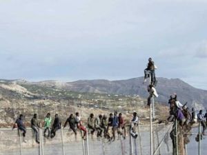 مئة مهاجر يحاولون تجاوز سياج مليلية لدخول اسبانيا
