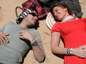 أحمد حلمي ومنة شلبي في مشهد من فيلم "آسف على الإزعاج"