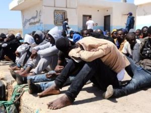 مهاجرون تم اعتراضهم قبالة السواحل الليبية، ينتظرون الاجراءات في طرابلس في 7 حزيران/يونيو 2016

