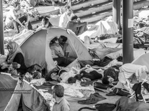 قبلة عاشقين سوريين تحت خيمة للاجئين