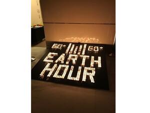 أطفأ فندق ميلينيوم بلازا دبي الأنواء الخارجية للفندق، وقام بتعتيم الردهة ومكتب الإستقبال وأطفأ عدداً من الأجهزة الإلكترونية غير الأساسية في مرافق الفندق من الساعة  8:30مساءً وحتى 9:30  مساءً.