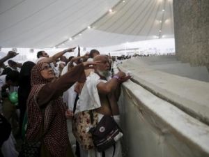 حجاج يؤدون شعيرة رمي الجمرات في منى
