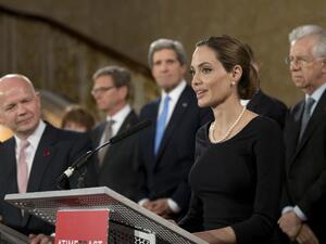 British Foreign Secretary William Hague (L) listens as US actress Angelina Jolie (R) in her role as a UN humanitarian envoy speaks in front of other G8 foreign ministers. (AFP PHOTO / POOL / ALASTAIR GRANT)
