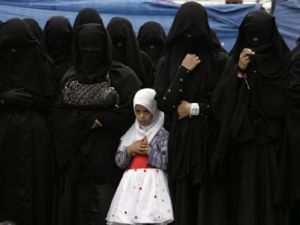 Amani Al-Sanawi: "Yemeni women must fight for their rights by participating and by contributing to development in the country"