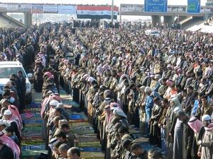Iraqi Sunni protestors pray on the main highway to Syria and Jordan near Ramadi. (AFP PHOTO / AZHER SHALLAL)